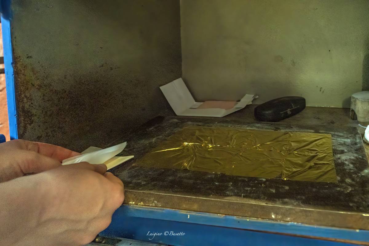 Préparation des feuilles d'or, incorporée par la suite dans le cristal