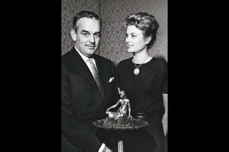 LL.AA.SS. le Prince Rainier III et la Princesse Grace. Présentation de la statuette en or exécutée par Cartier qui représente « La Nymphe » de Bosio dont l’original se trouve au Musée du Louvre à Paris (©Georges Lukomski)