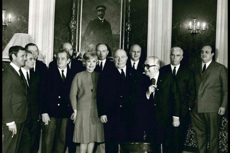 Marcel ACHARD (Ecrivain, Dramaturge, Scénariste, Réalisateur, Membre de l’Académie française, Président du Jury) entouré des Membres du Jury