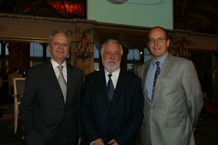 S.A.S. le Prince Albert II, Jean-Marie CAVADA (Président Radio France, Président de l'URTI), Yves COPPENS (Paléontologue, Président du Jury URTI)