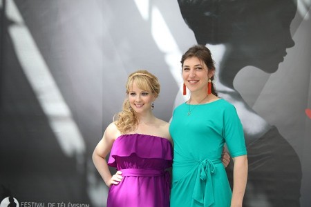 Melissa RAUCH, Mayim BIALIK (Actrices, The Big Bang Theory)