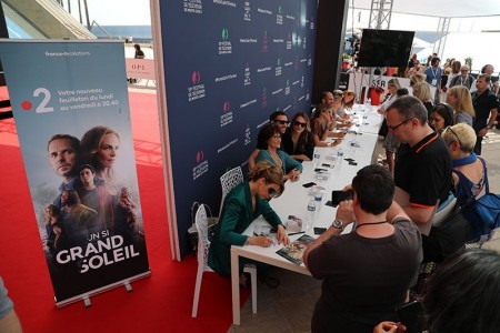 Séance de dédicaces, Un si grand soleil. Valérie KAPRISKY, Chrystelle LABAUDE, Jeremy BANSTER, Mélanie MAUDRAN, Moïse SANTAMARIA, Fred BIANCONI, Emma COLBERTI, Mélanie ROBERT