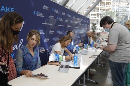 Séance de dédicaces – French’Iconics <br>
Léa François (Actrice, Plus belle la vie), Élodie Varlet (Actrice, Plus belle la vie)
Alexandre Varga (Acteur, Cassandre), Laurent Kerusoré (Acteur, Plus belle la vie), David Bàn (Acteur, Plus belle la vie), Gwendoline Hamon (Actrice, Plus belle la vie)
