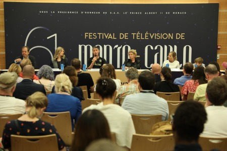 Conférence de Presse – The Last light présenté en avant-première mondiale lors de la Cérémonie d’Ouverture (2 premiers épisodes). <br>
Didier Allouch (Journaliste), Alyth Ross (Actrice), Matthew Fox (Acteur), Dennie Gordon (Réalisatrice), Joanne Froggatt (Actrice), Taylor Fay (Acteur)
