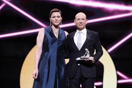 Cérémonie du Clôture<br>S.A.S. la Princesse Charlene remet la Nymphe d’Honneur à Howard Gordon (Producteur, Scénariste)