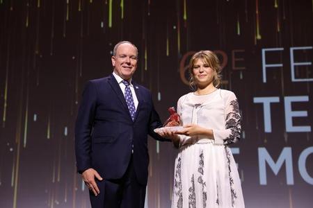 S.A.S. le Prince Albert II remet la Nymphe d’Or du Meilleur Espoir à Julia de Nunez (Actrice, Bardot)