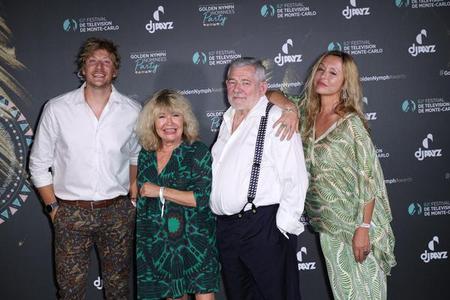 Cast En Famille<br>Gérémy Crédeville (Acteur), Marie Vincent (Actrice), Pignot Yves (Acteur), Jeanne Savary (Actrice)