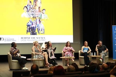 Behind the Scenes – Lycée Toulouse-Lautrec<br>Fanny Riedberger (Productrice), Ness Merad (Actrice), Joséphine DraÏ  (Actrice), Chine Thybaud (Actrice), Stéphane de Groodt (Acteur)