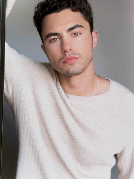 Darren BARNET